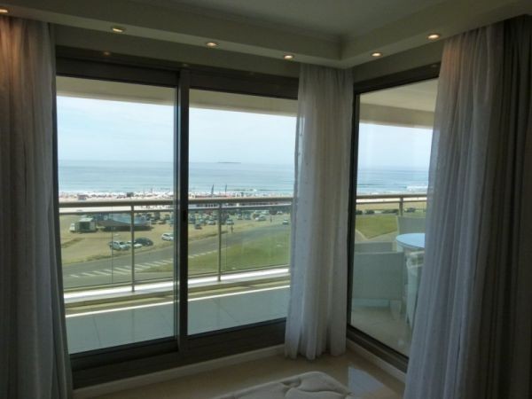 Lujoso departamento en edificio de categoría en 1º fila.